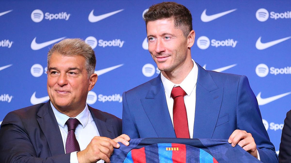 Getty Images / Eric Alonso  / Na zdjęciu: Joan Laporta i Robert Lewandowski