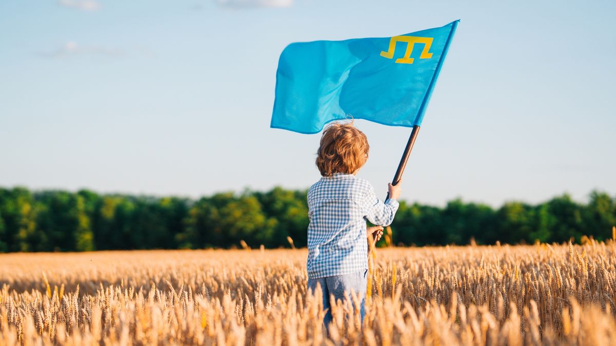 Chłopiec z flagą Tatarów Krymskich — zdjęcie ilustracyjne