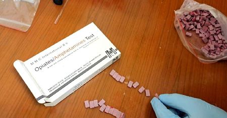 Kilkaset porcji narkotyków w domu 36-latka. Prawie 400 tabletek MDMA, amfetamina, konopie