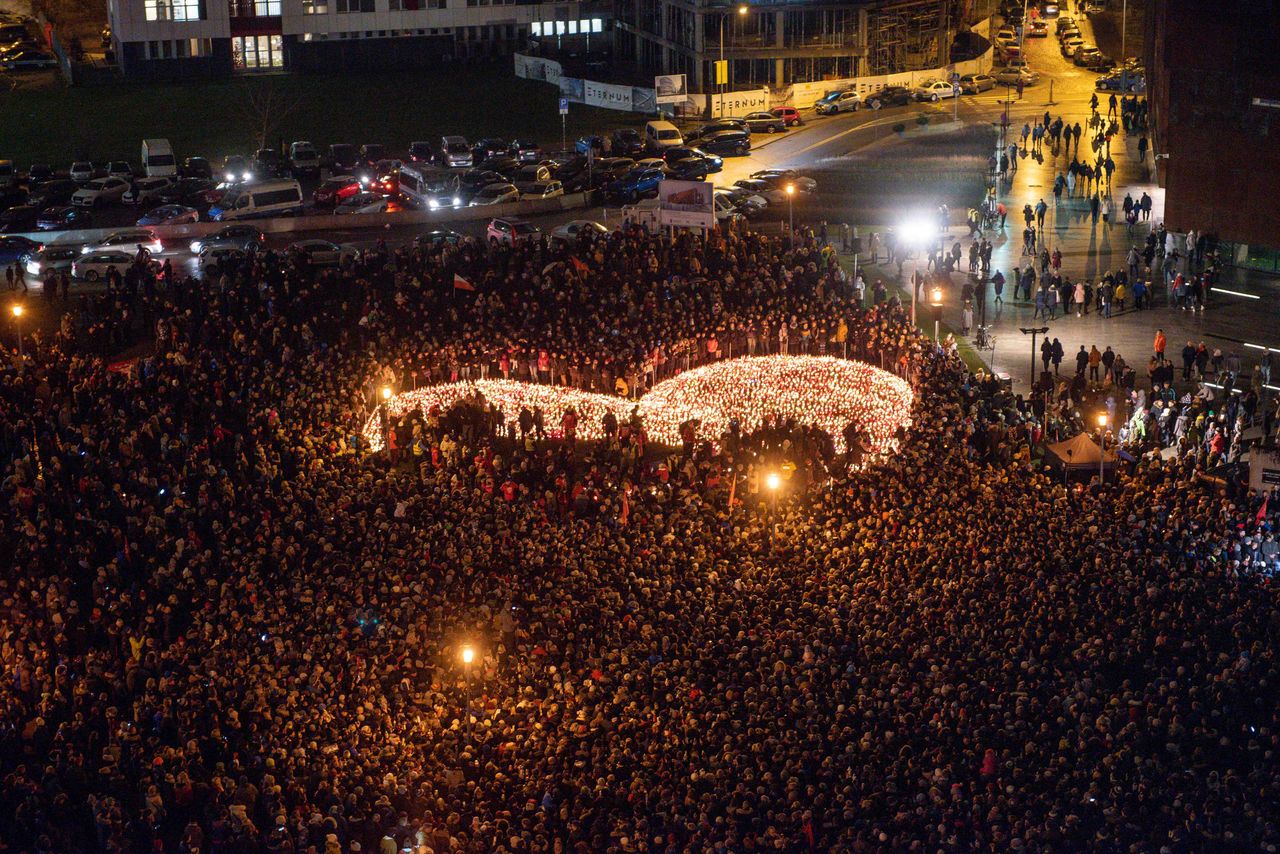 Gdańszczanie na Placu Solidarności podczas spotkania upamiętniającego Pawła Adamowicza kilka dni po jego śmierci 