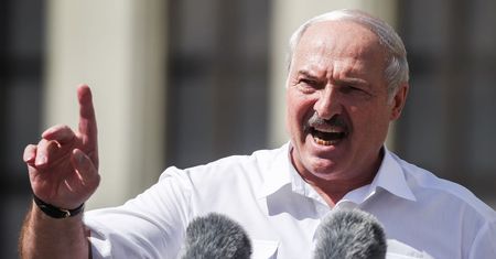 Znaleźli go powieszonego na drzewie. Łukaszenka: był nikim