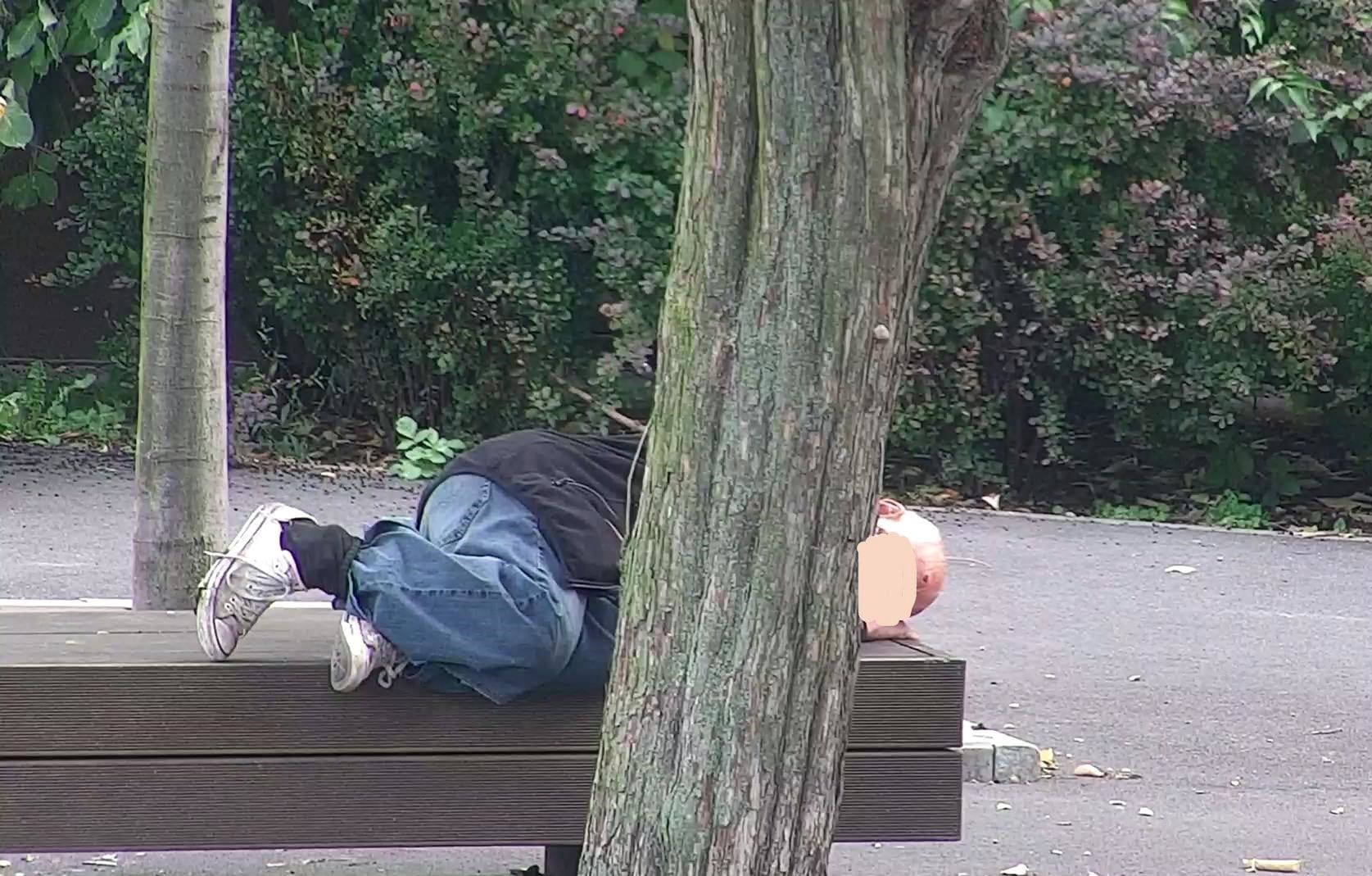 Poznań. Mężczyzna spał na ławce. Nie wiedział, że szuka go rodzina