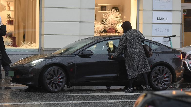 Agnieszka Woźniak-Starak wysiada z Tesli