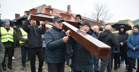 Ulicami Wodzisławia Śląskiego przeszła Ekumeniczna Droga Krzyżowa. Deszcz nie zniechęcił mieszkańców