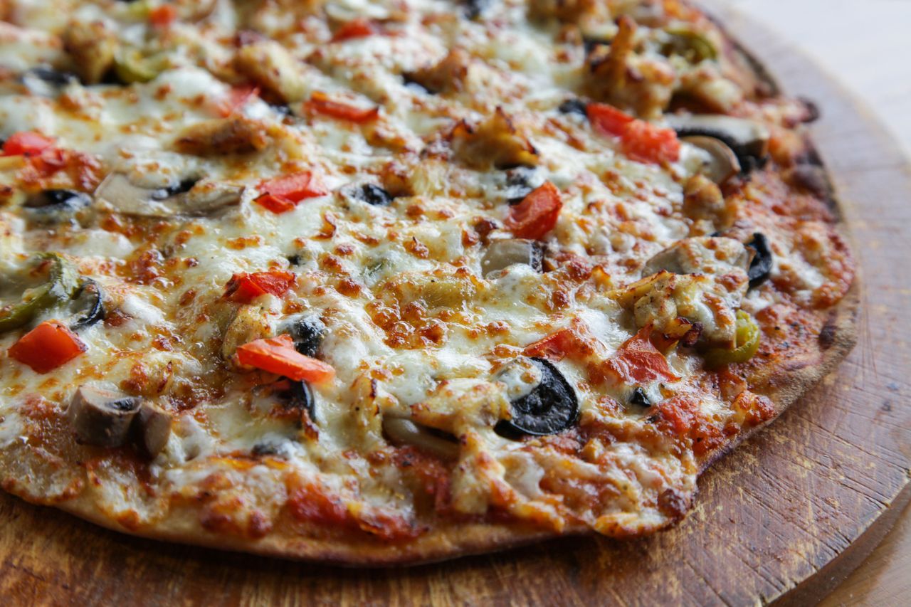 Nie wyrzucaj suchego chleba. Zrobisz z niego pizzę w 10 minut