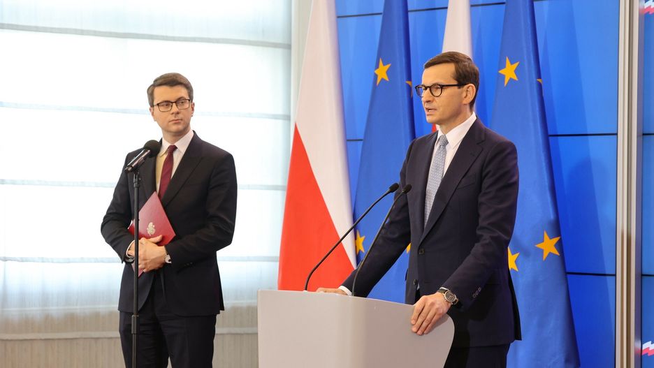 Konferencja prasowa premiera po spotkaniu z samorz?dowcami
26.10.2021 Warszawa Konferencja Mateusza Morawieckiego  fot Jacek Dominski/REPORTER
n/z: Piotr Muller, Mateusz Morawiecki
Jacek Dominski/REPORTER