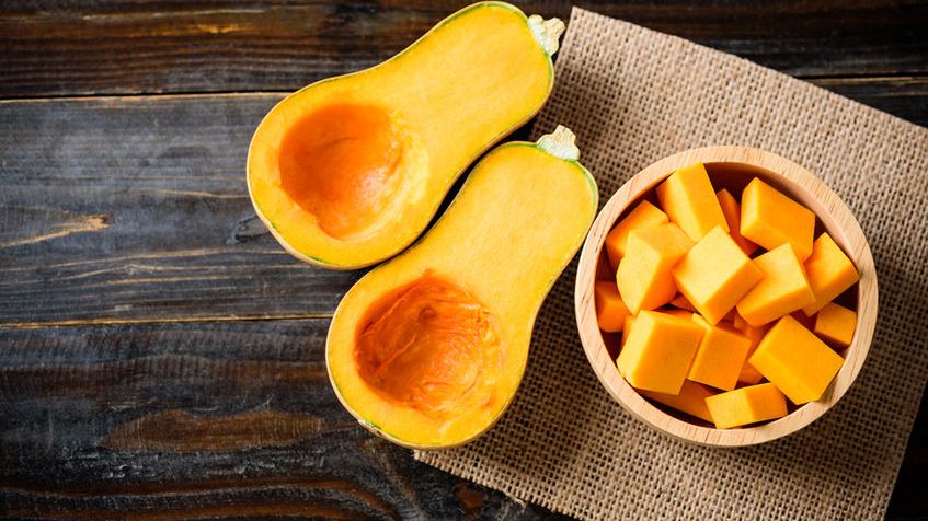 Dynia piżmowa to jedna z najsmaczniejszych odmian dyni. Ma charakterystyczny kształt gruszki i stosunkowo niewielkie rozmiary. 