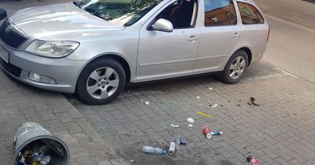 4-letnie dziecko zamknięte w samochodzie. Rodzice na zakupach
