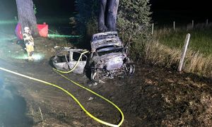 BMW pękło na pół. Ciało kierowcy leżało kilkanaście metrów dalej