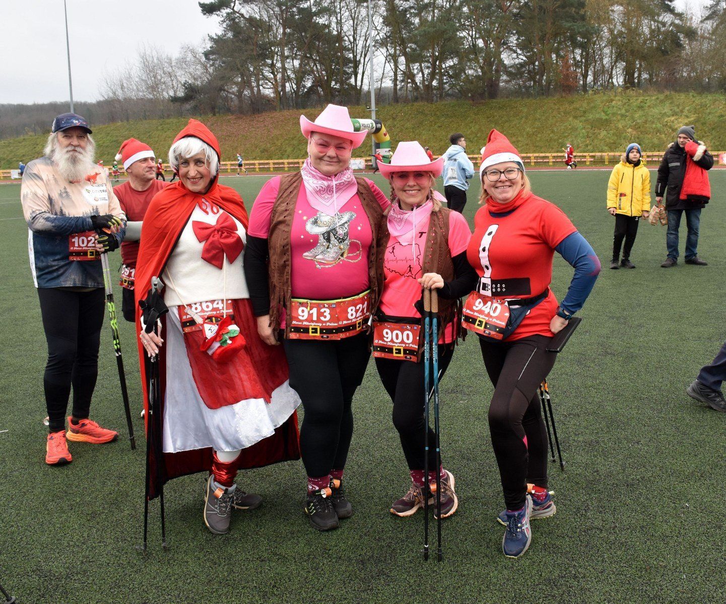 Bieg Mikołajkowy to nie tylko sportowa rywalizacja, ale przede wszystkim sposób na aktywne i radosne rozpoczęcie okresu świątecznego