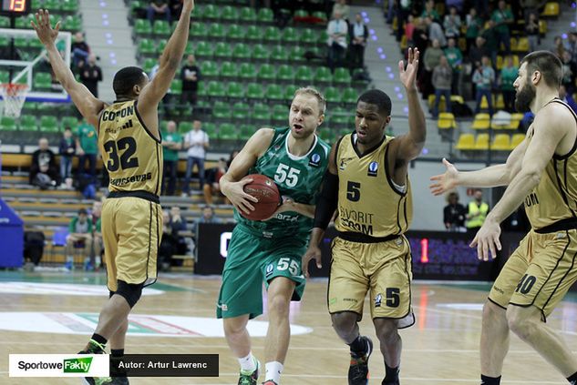 Kerron Johnson (numer pięć) zagra w TBL