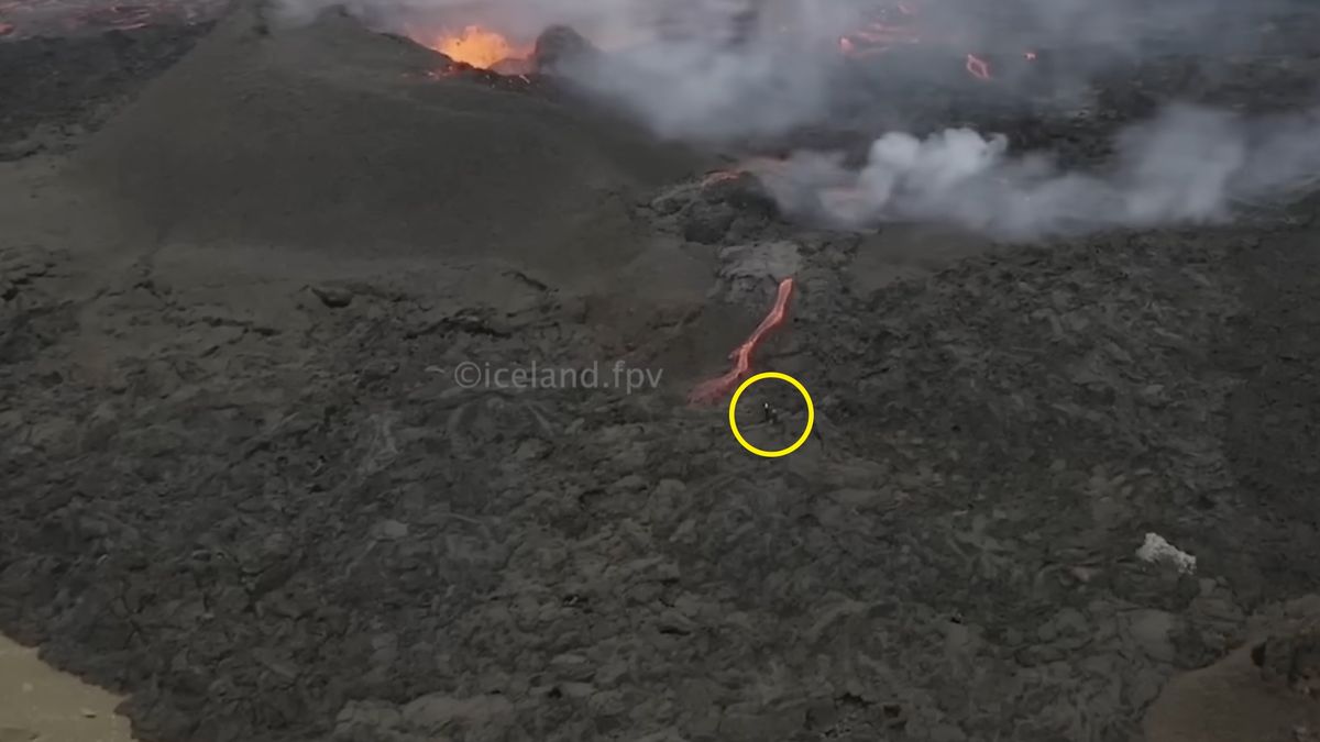 Para podeszła niebezpiecznie blisko gorejącej lawy.