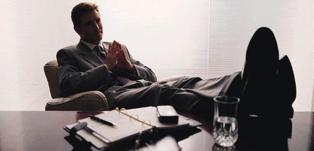 Nogi na biurku i przechodzenie "na ty". Czego nie tolerujÄ szefowie?