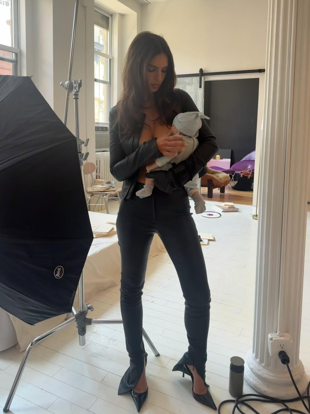 Emily Ratajkowski szokuje zdjęciami z lalką