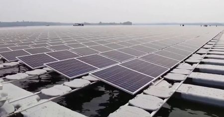 Gigantyczna pływająca farma słoneczna. Tajlandia kończy budowę [Wideo]