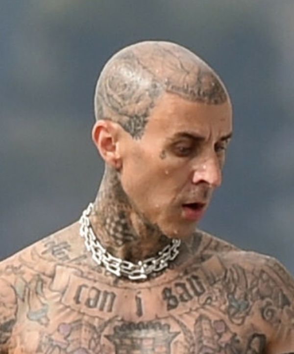 Kourtney Kardashian i Travis Barker pluskają się w morzu