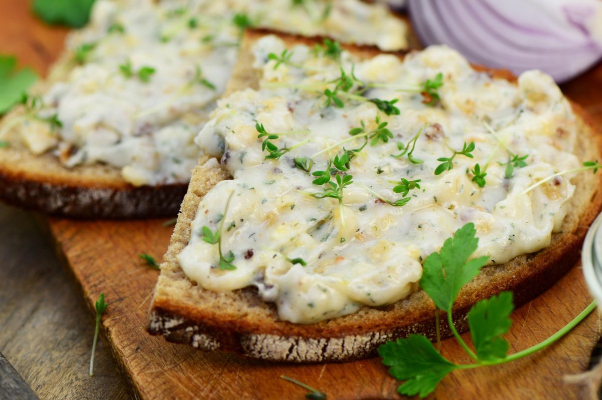 Pyszna wiosenna pasta na kanapki. Zrobisz szybciej, niż zagotujesz wodę na herbatę