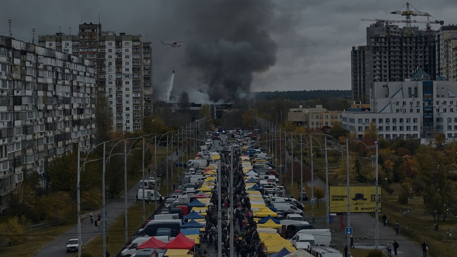 Pożar magazynu w Kijowie po ataku. 25.10.2025 r.