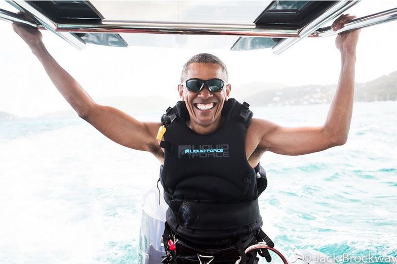 Obama uczy się pływać na kitesurfingu