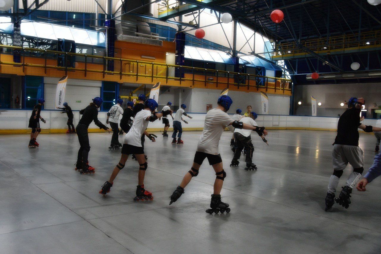 Wrocławscy uczniowie na WF jeżdżą na rolkach