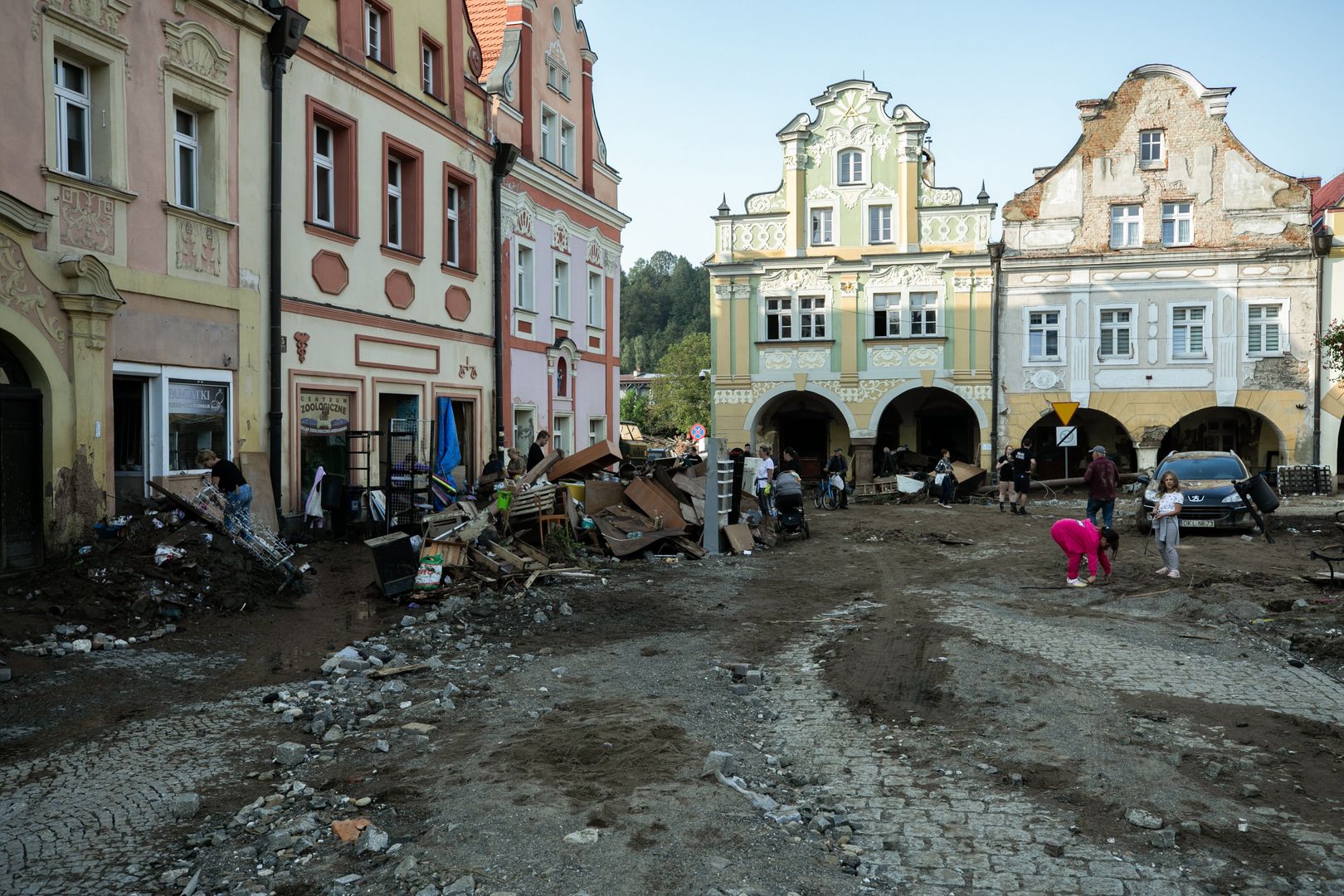 Sprz�tanie po powodzi
Krzysztof Cesarz
deszcz, ni� genue�ski, po powodzi, podtopienia, pogoda ulewy deszcz, powodziowa, rzeka, Sprz�tanie po powodzi, stan alarmowy, sytuacja powodziowa, w l�dku-zdroju, woda, woda powodziowa, zalanie, zalany, znaczne opady deszczu