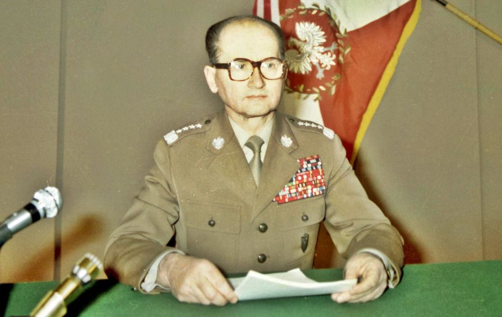 Wojciech Jaruzelski przygotowujący się do odczytania przemówienia informującego o wprowadzeniu stanu wojennego 13.12.1981 r.