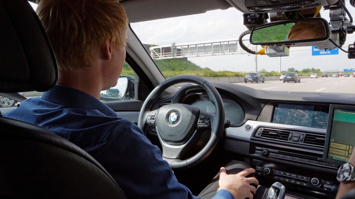 Technologia autonomicznej jazdy rozwinięta bardziej, niż wynika to z możliwości aut dostępnych w salonach. Hamulcem jest prawo