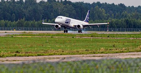 LOT za przerwane lądowanie daje pilotom... czekoladki. Skrajne komentarze. Mamy wyjaśnienie przewoźnika