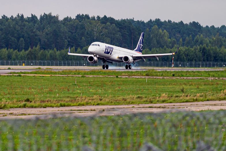 LOT za przerwane lądowanie daje pilotom... czekoladki. Skrajne komentarze. Mamy wyjaśnienie przewoźnika