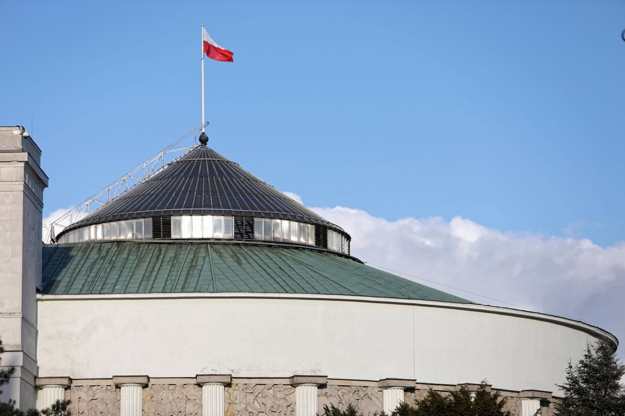 Doniesienia z Wiejskiej. Sejm się zbroi i rozbudowuje