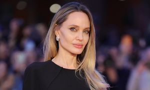 Angelina Jolie POKAZAŁA BLIZNY po podwójnej mastektomii na okładce magazynu