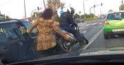 Kobieta aż wybiegła z auta. To zrobił motocyklista. Nagranie