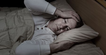 Tak atakuje teraz COVID. Objaw pojawia się nocą