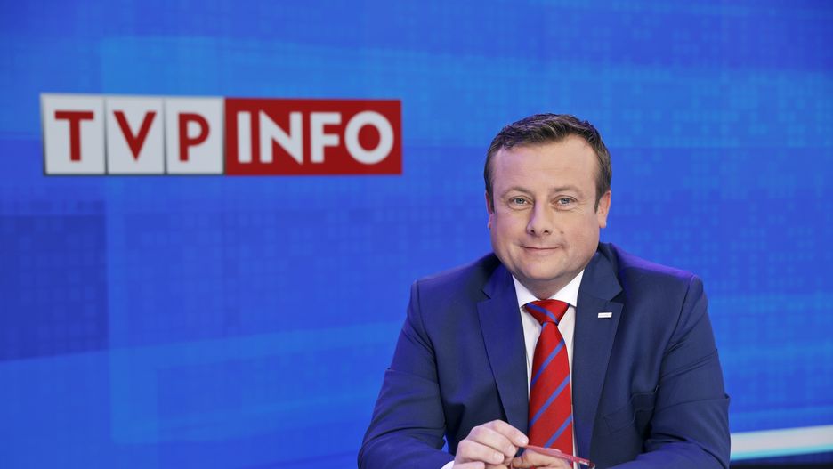 Adrian Klarenbach prowadzi program "Forum" na antenie TVP Info