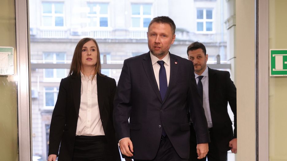 Warszawa, 13.12.2023. Nowy minister spraw wewnętrznych i administracji Marcin Kierwiński (C) w siedzibie resortu w Warszawie, 13 bm. (aldg) PAP/Rafał Guz