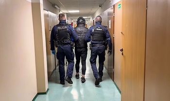 Radomsko: Interwencja w sprawie awantury domowej. 30-latek zatrzymany z bronią i narkotykami