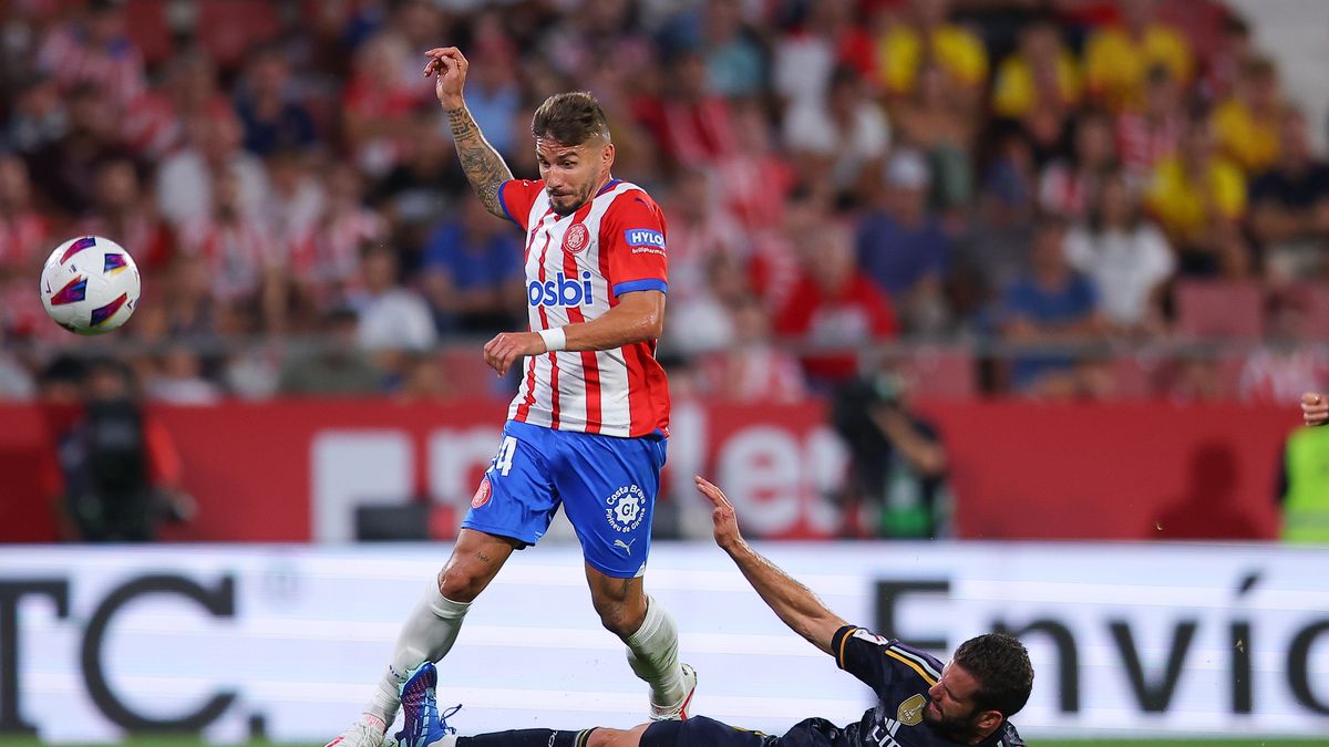 Getty Images / Eric Alonso / Na zdjęciu: Nacho brutalnie fauluje Portu w meczu Girona - Real Madryt