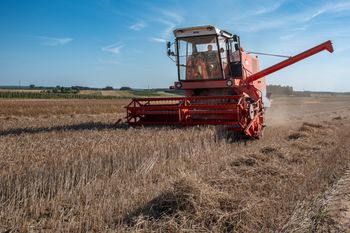 Czyczkowy: Pod kołami kombajnu zginął  młody mężczyzna