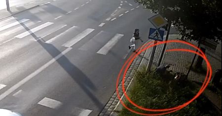 Mężczyzna leżał obok przejścia dla pieszych. Na pomoc ruszyli policjanci