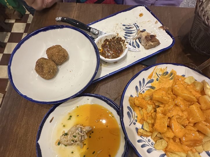 Bodega bar El Pimpi serwuje też różne warianty croquetas