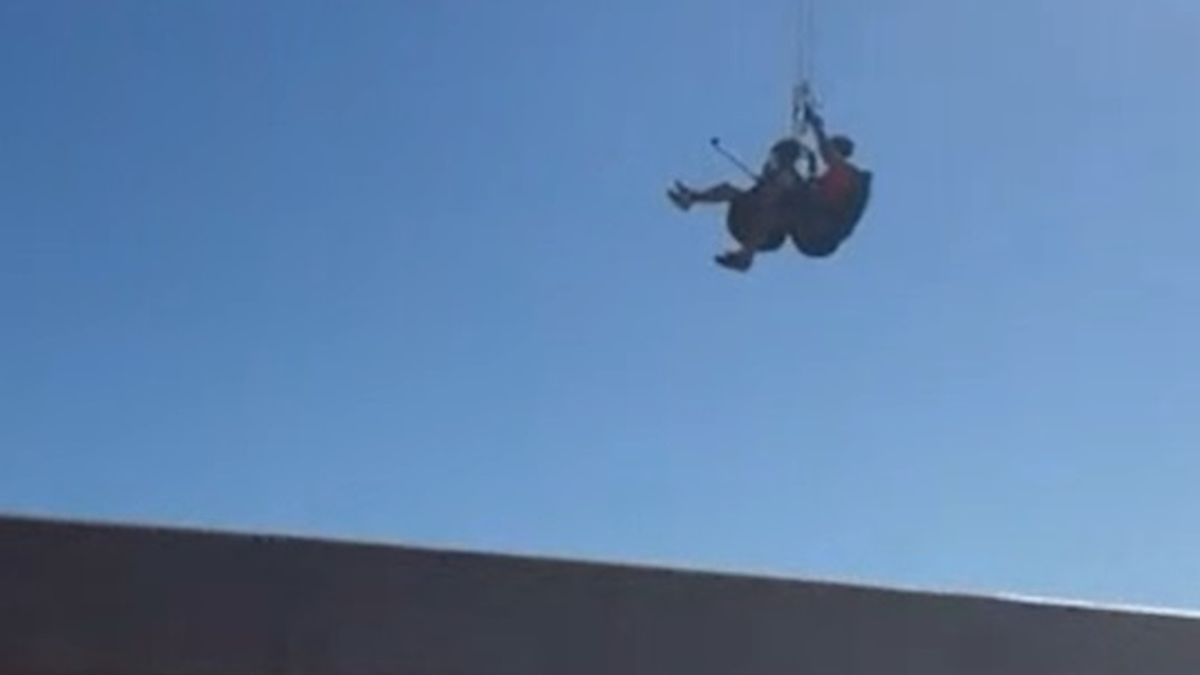 Paralotniarz na plaży w Grecji