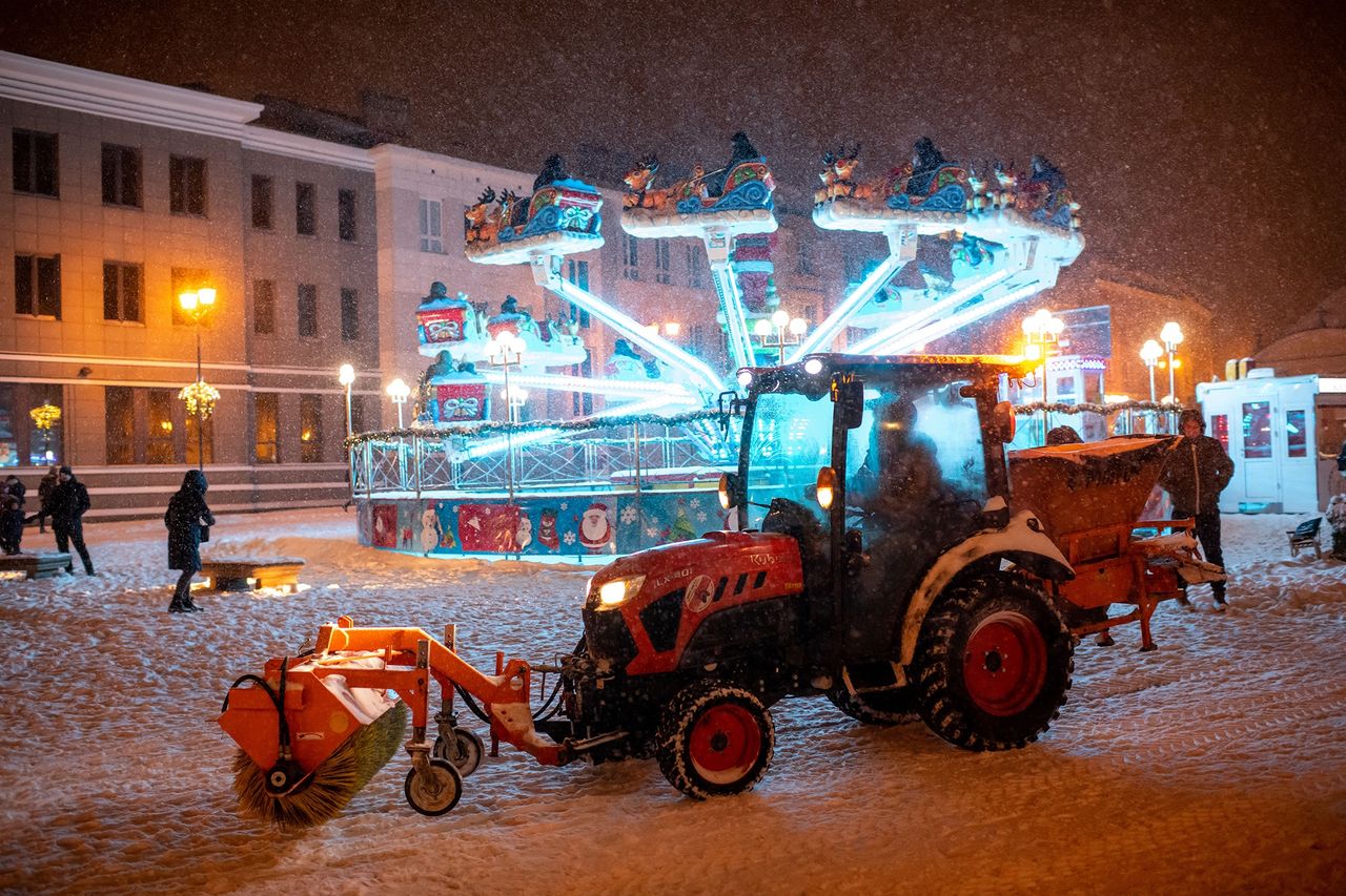 Nocny Białystok pod śniegiem.