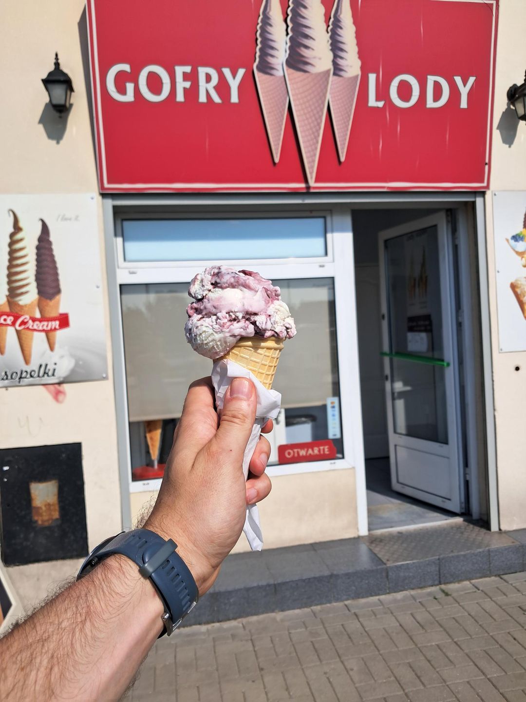 Zdziwił się, gdy dostał gigantyczne lody za 8 zł.
