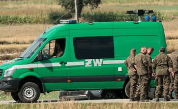 Narzucił koc na drut kolczasty. Chciał wejść do jednostki wojskowej