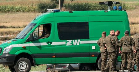 Narzucił koc na drut kolczasty. Chciał wejść do jednostki wojskowej