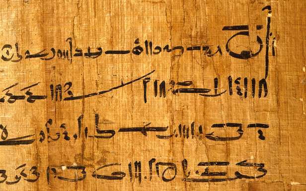Pismo demotyczne - zapiski na papirusie (Fot. UChicago.edu)