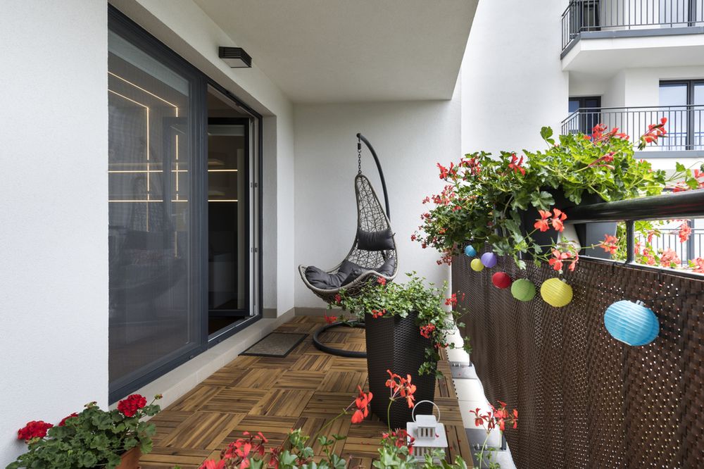 Czym osłonić balkon od wiatru i sąsiadów? Analizujemy popularne rozwiązania