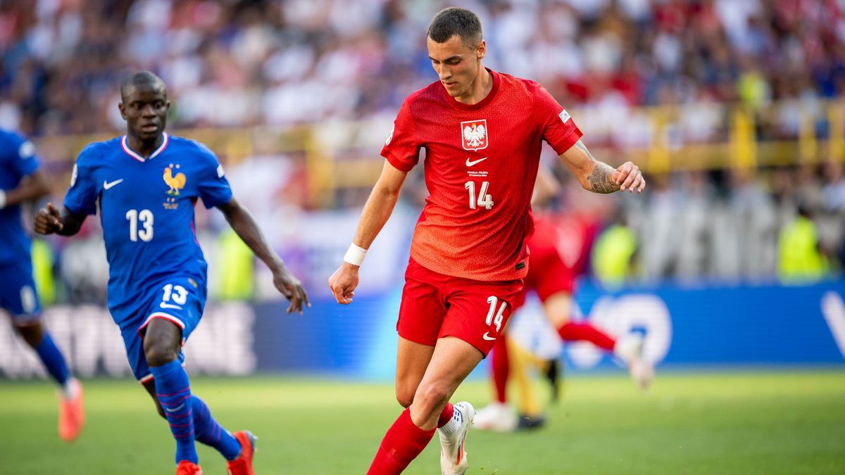 Getty Images / Mateusz Slodkowski / Na zdjęciu: Jakub Kiwior i N'Golo Kante