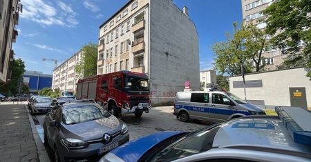 Rodzina z dziećmi zabarykadowała się w mieszkaniu. Interwencja służb na ul. Dobrej we Wrocławiu