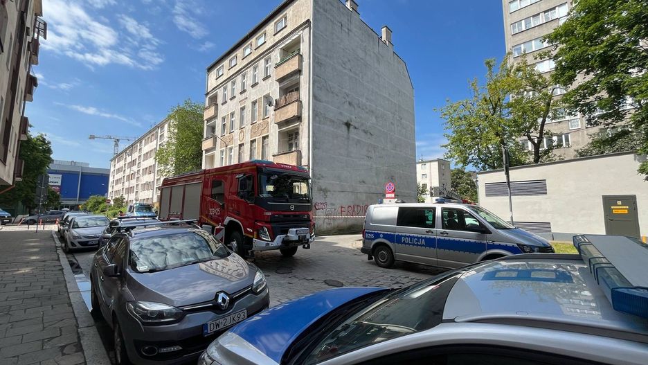 Interwencja służb na ul. Dobrej we Wrocławiu